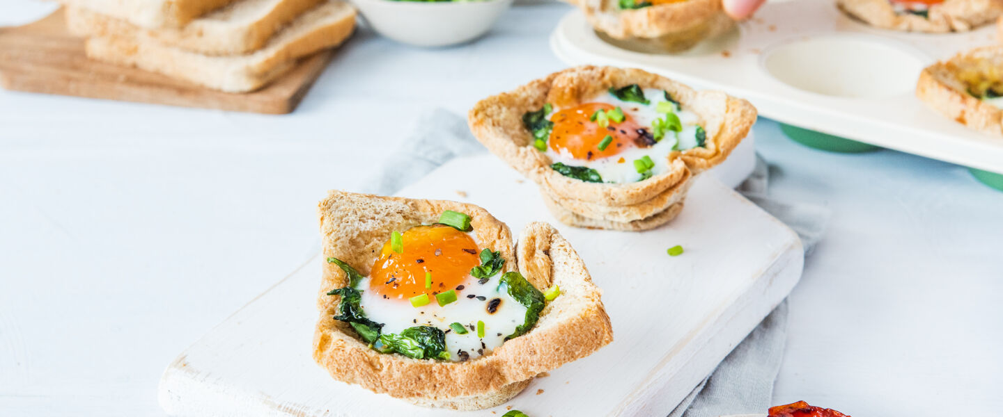 Ölz Mehrkorn Toast Muffins mit Spiegelei und Spinat