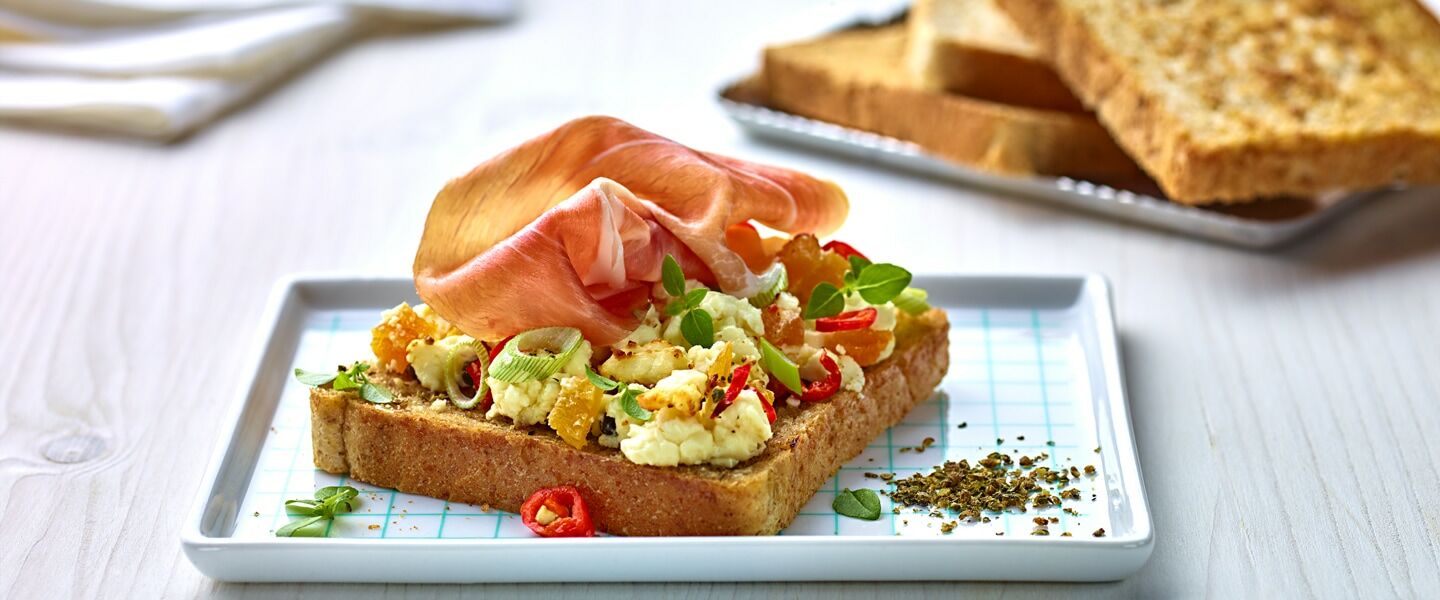 Ölz Mehrkorn Toast mit Fetakäse, Pfefferoni, halbgetrocknete Marillen & San Daniele Schinken