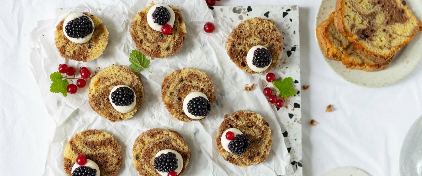 Ölz Marmor Kuchen "Teabites" mit Vanillecreme & Brombeeren