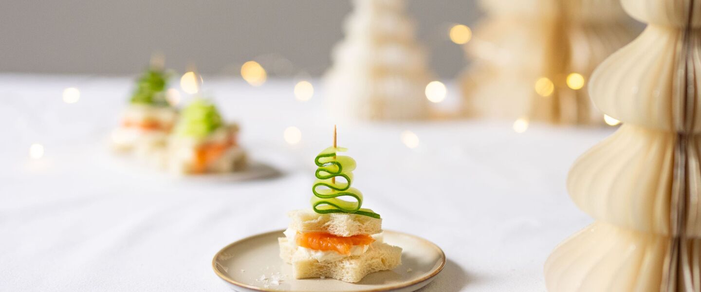 Ölz Super Soft Sandwich "Weihnachtsbaum" mit Frischkäse, Gurke & Räucherlachs