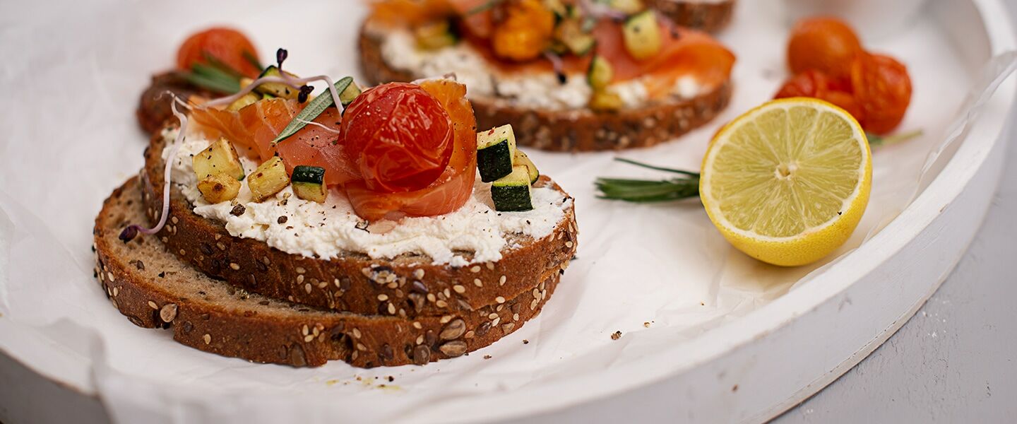 Ölz Körndlbrot mit Lachs, Zucchini und Ofentomaten