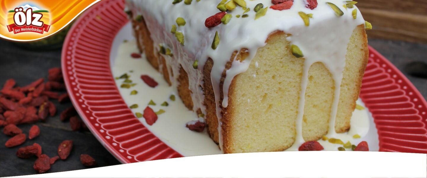 Ölz Zitronenkuchen mit weißer Schokoladenglasur, Pistazien & Gojibeeren