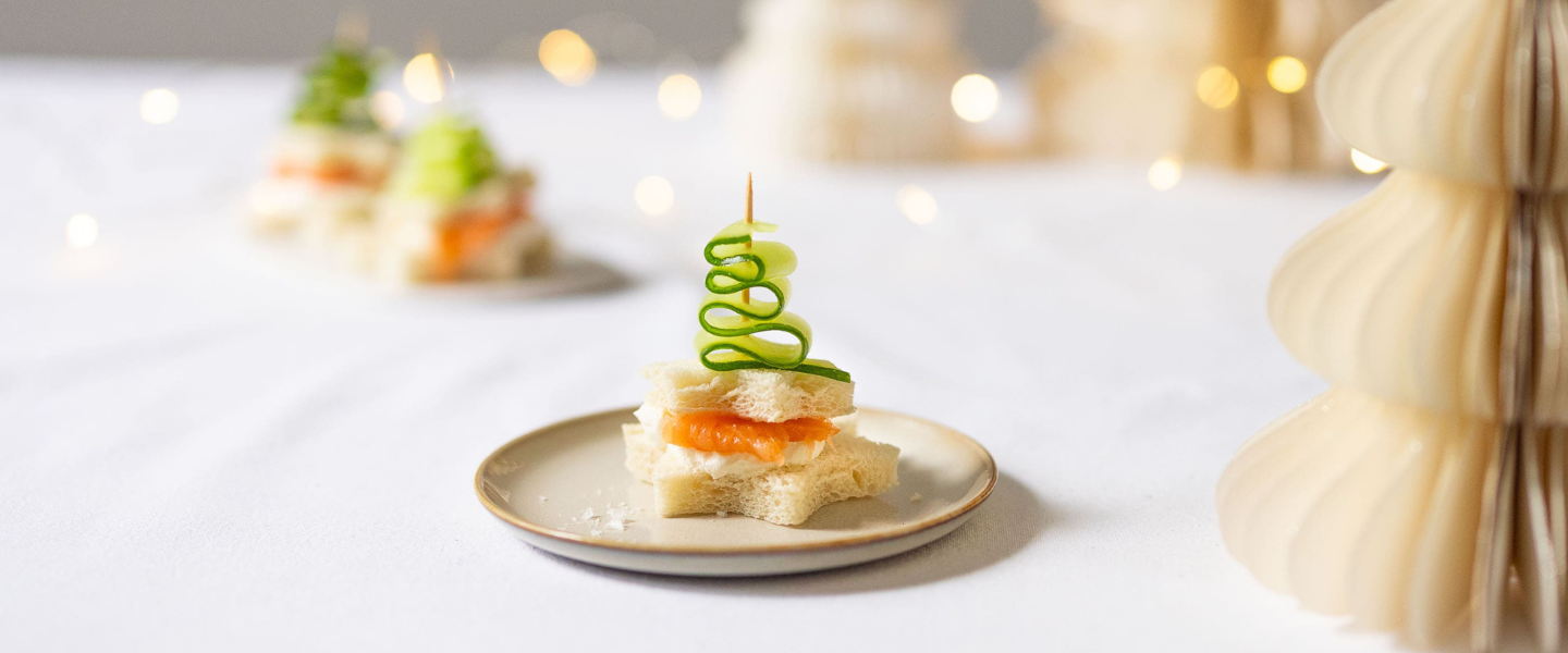 Ölz Super Soft Sandwich "Weihnachtsbaum" mit Frischkäse, Gurke & Räucherlachs
