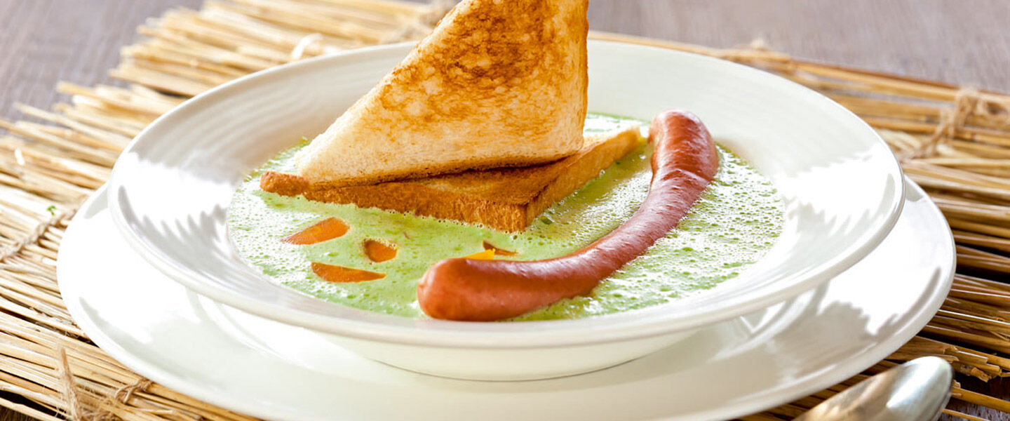 Ölz Butter Toast Toastschiffchen am Erbsensee mit Würstchenbaumstämmen und Karottenfischen