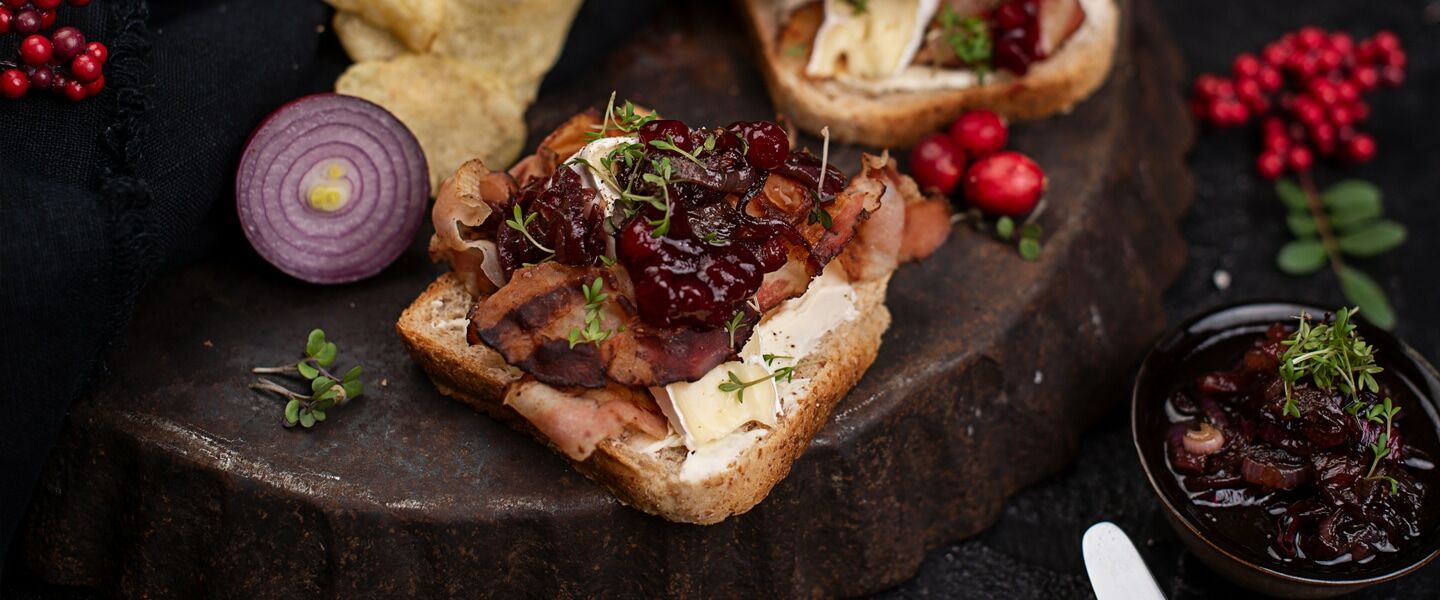 Gerösteter Ölz Mehrkorn Toast mit Speck, Camembert & Zwiebelchutney 