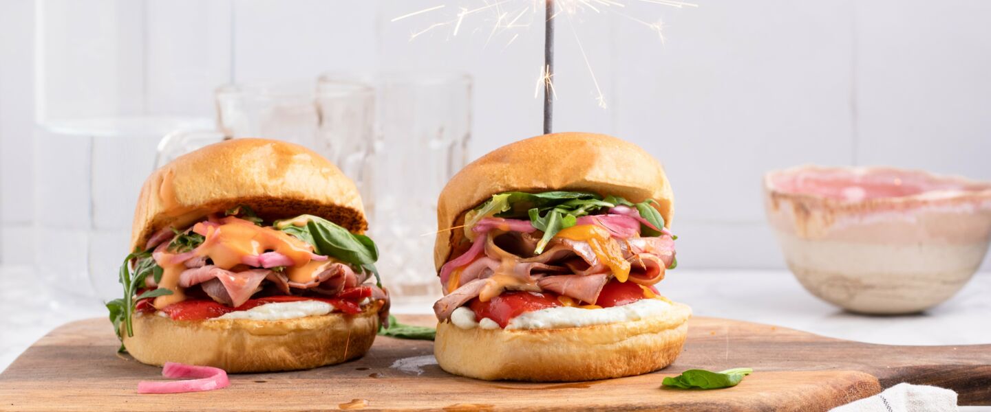 Ölz Brioche Burger Brötle mit Roast Beef, Cheddar & Whipped Feta