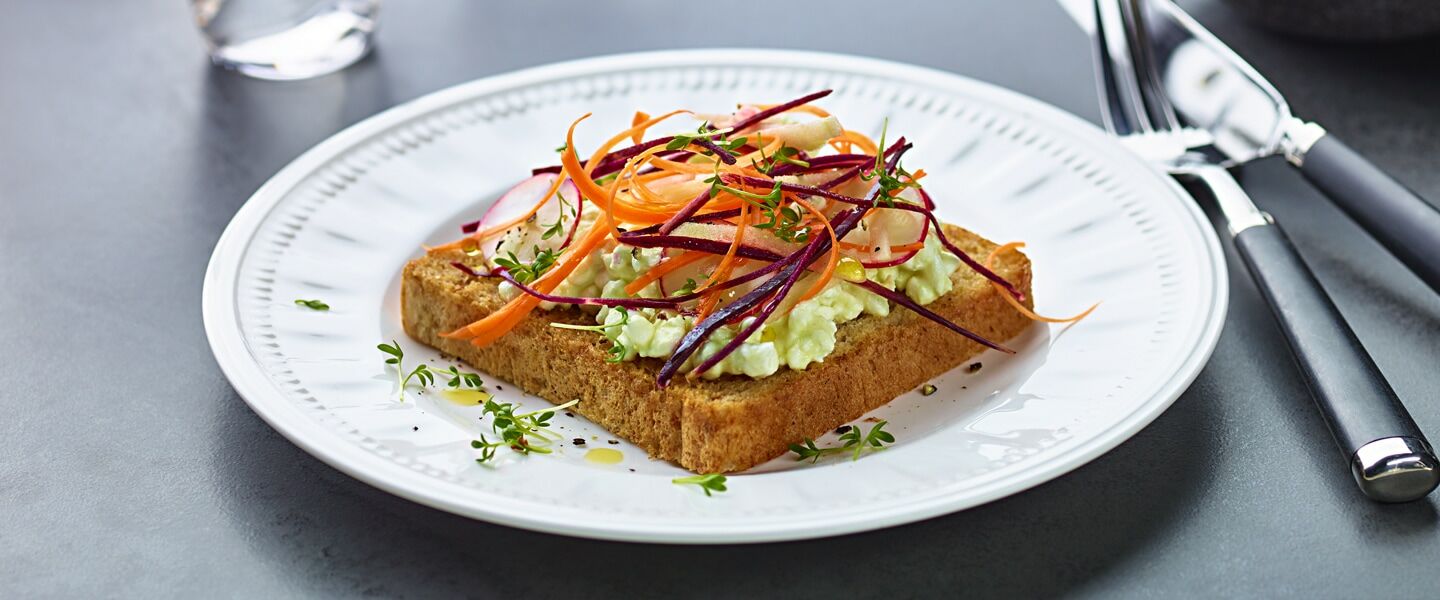 Ölz Mehrkorn Toast mit Frischkäse, Karotten und Apfel