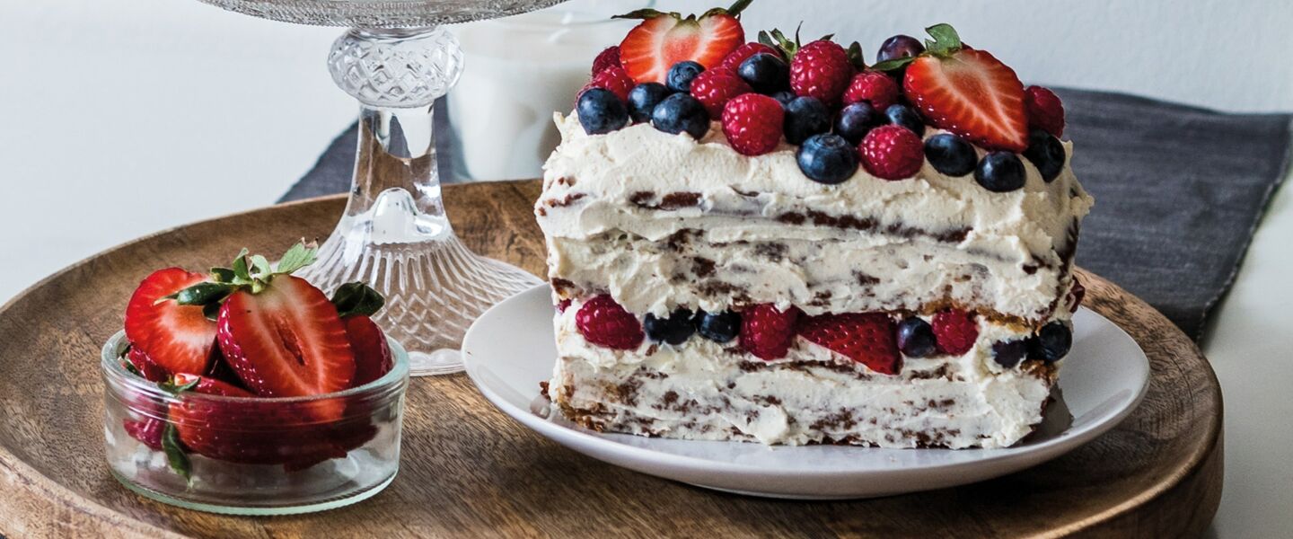 Ölz Marmorkuchen als Naked Cake mit Frischkäsecreme und Beeren