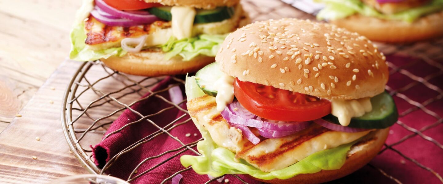 Ölz Burger Buns mit Halloumi und Gemüse