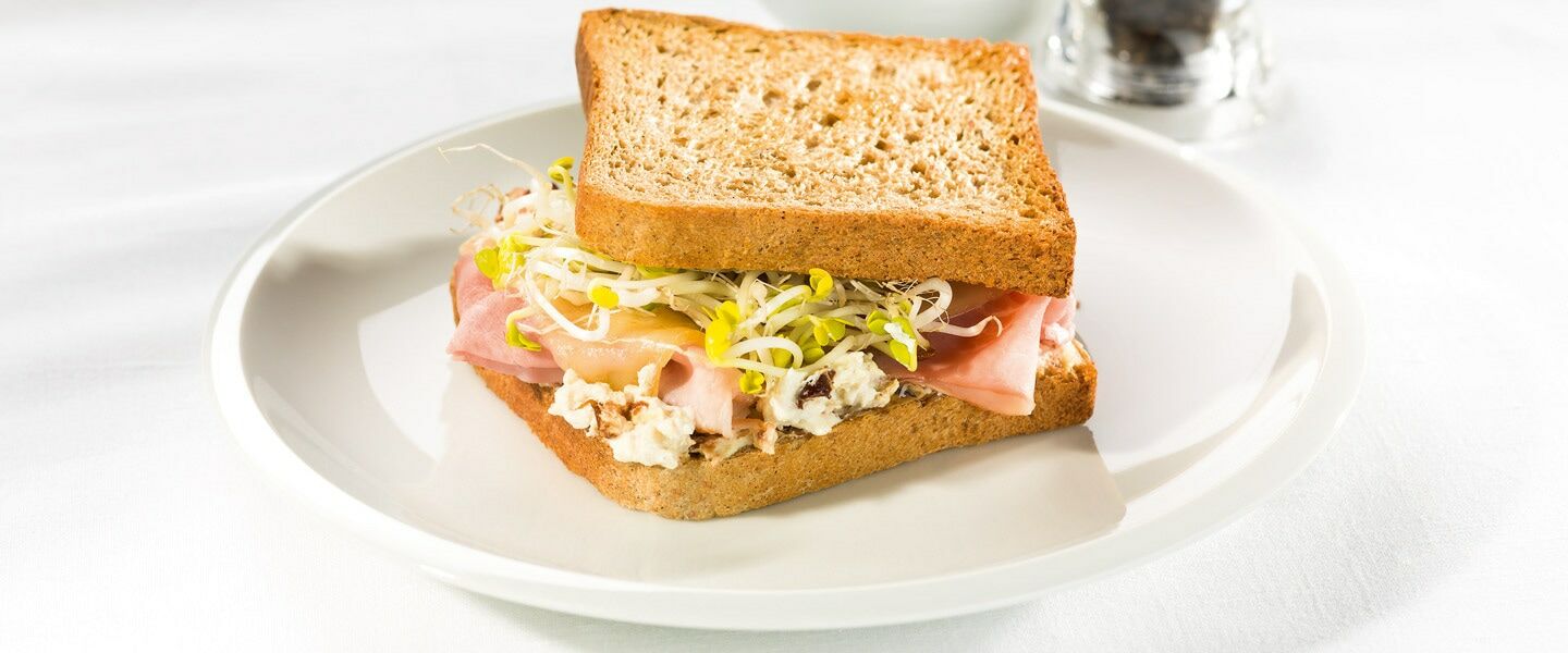 Ölz Kornspitz Toast mit überbackener Dörrzwetschkencreme, Beinschinken & würzigem Bergkäse