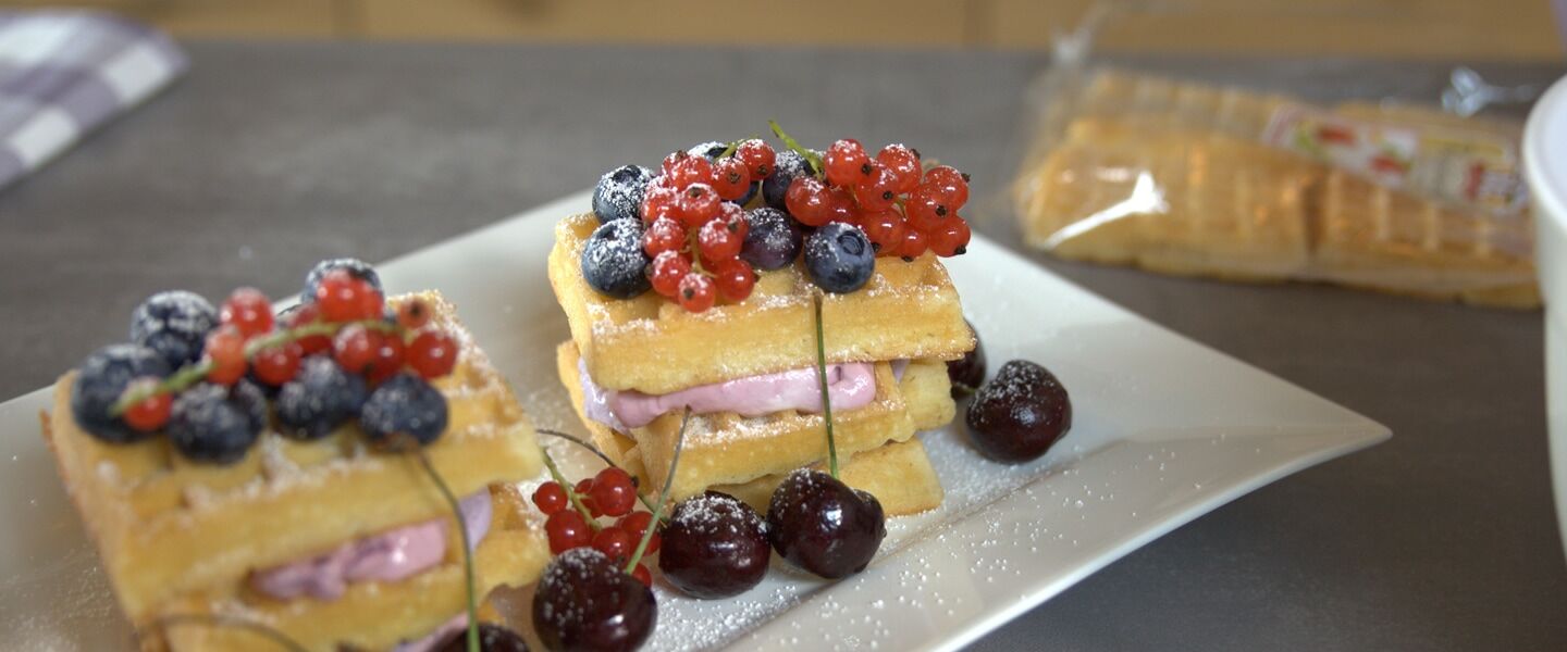 Ölz Frischeiwaffeln mit Kirsch, Topfen, Joghurt Creme