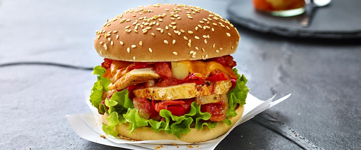 Ölz Maxi Burger Brötle mit Tandoori Huhn, Cheddar Käse, gegrillte Ananas, Romanasalat & Jalapenos