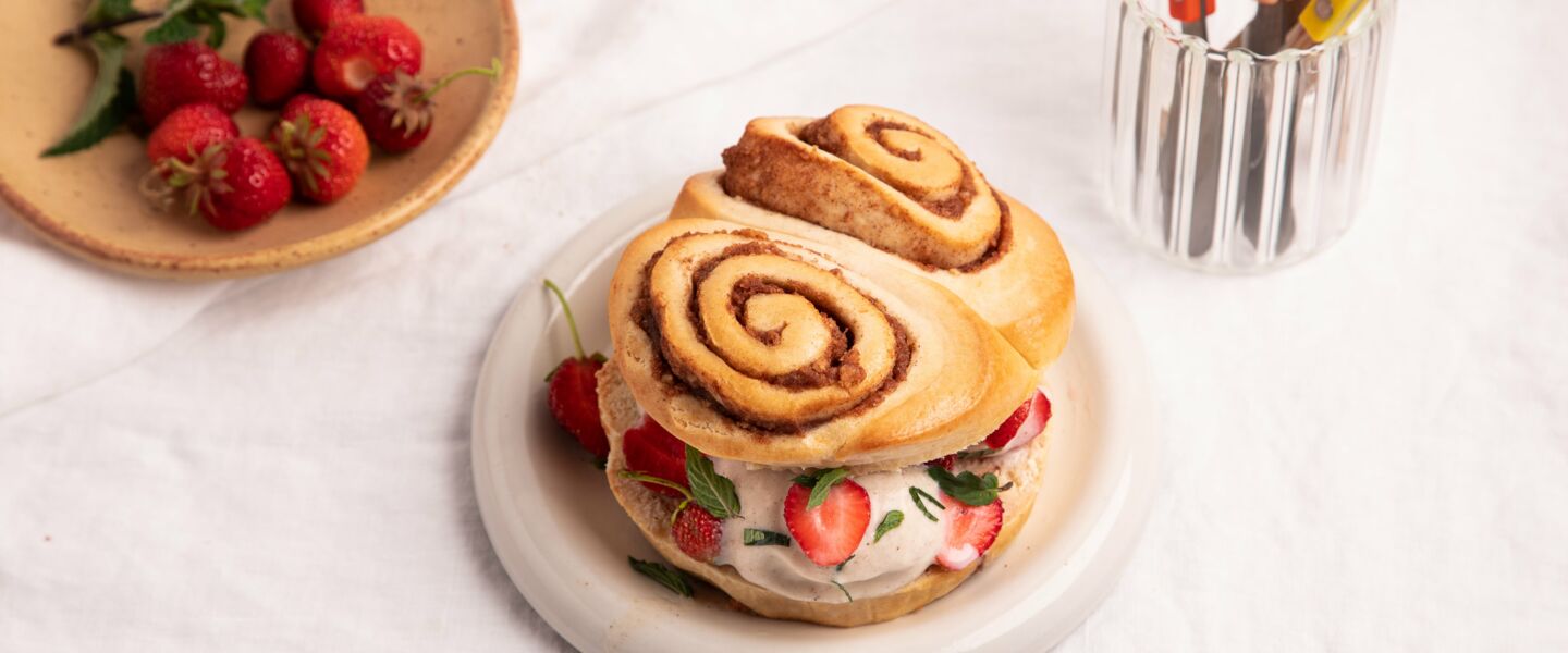 Ölz Cinnamon Rolls "Eis Sandwich" mit Erdbeeren & Minze