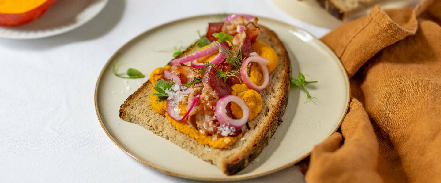 Ölz Landbrot Weizenmisch mit Kürbisaufstrich, roten Zwiebeln & Speck