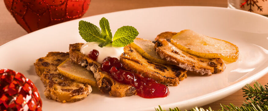 Ölz Butter-Christ Stollen mit karamellisierten Birnen, Preiselbeeren & Naturjoghurt