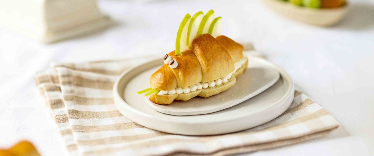 Ölz Mini Butter Croissant-Krokodil mit Frischkäse & Apfel