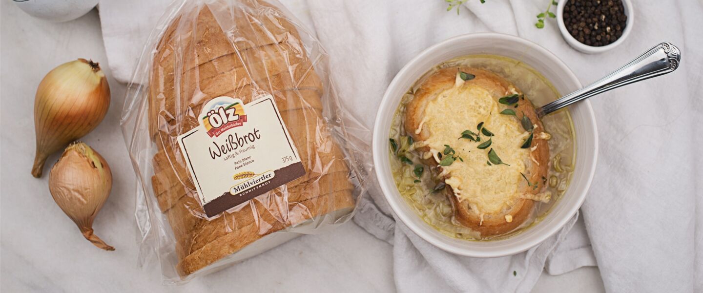 Ölz Weissbrot Käsecrostini auf Zwiebelsuppe mit Prosecco
