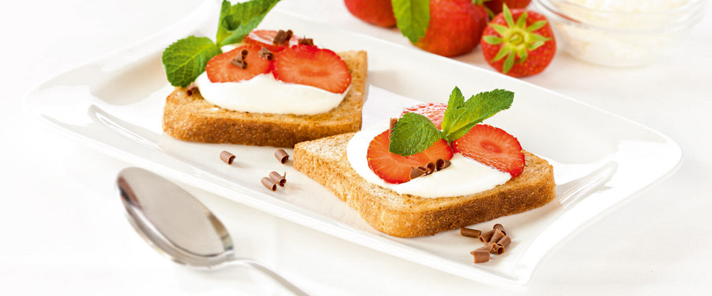 Ölz Mehrkorn Toast süß mit Erdbeeren