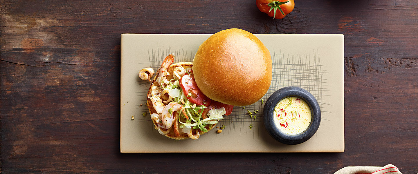Ölz Brioche Burger Brötle mit Calamari & Garnelen, „gepickeltem“ Eissalat, Chili-Limettenmayonnaise & Wasabinüsse