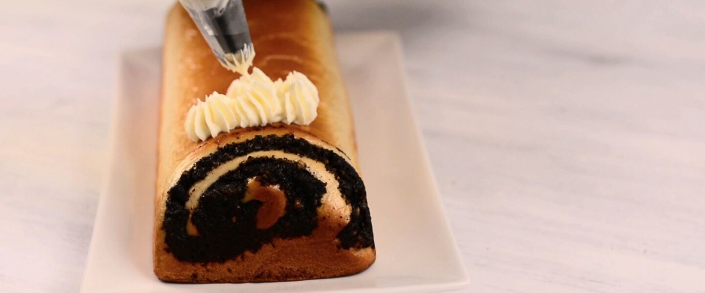 Ölz Mohn Stollen mit Mascarponecreme und Kirschsauce
