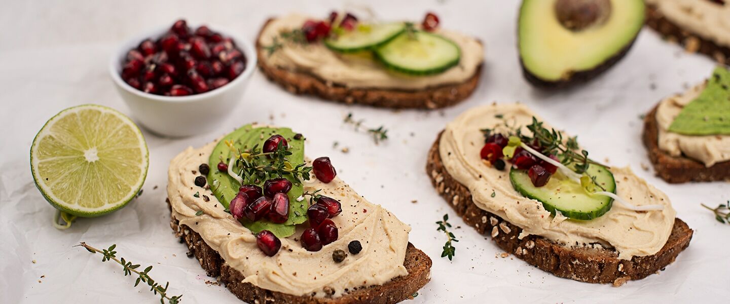 Ölz Dinkel-Vollkornbrot mit Hummus und Avocado