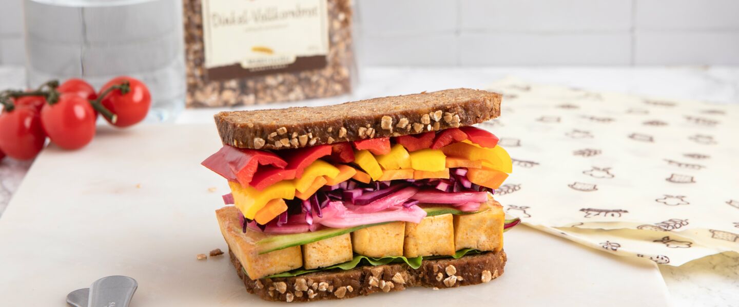 Ölz Dinkel Vollkorn Brot Regenbogen Pausenbrot mit Red-Curry-Tofu