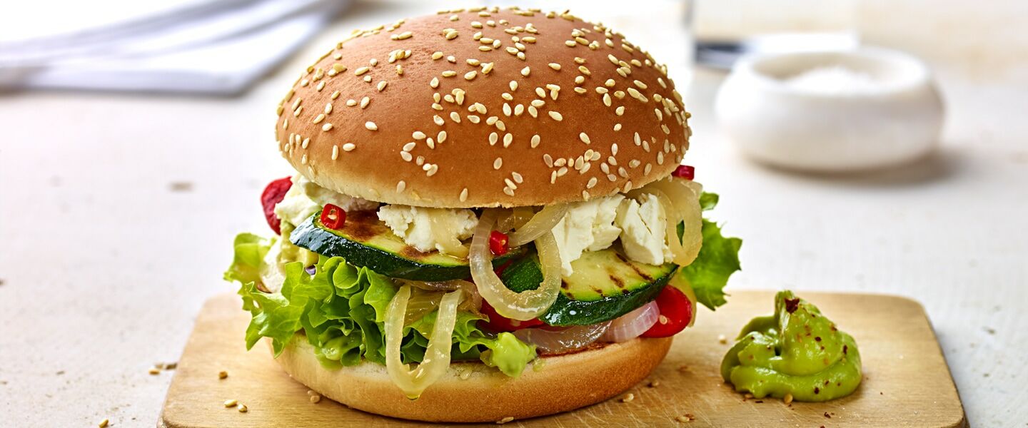 Ölz Maxi Burger Brötle mit griechischem Schafskäse, geschmorte Olivenzwiebeln, Guacamole & geräucherter Paprika