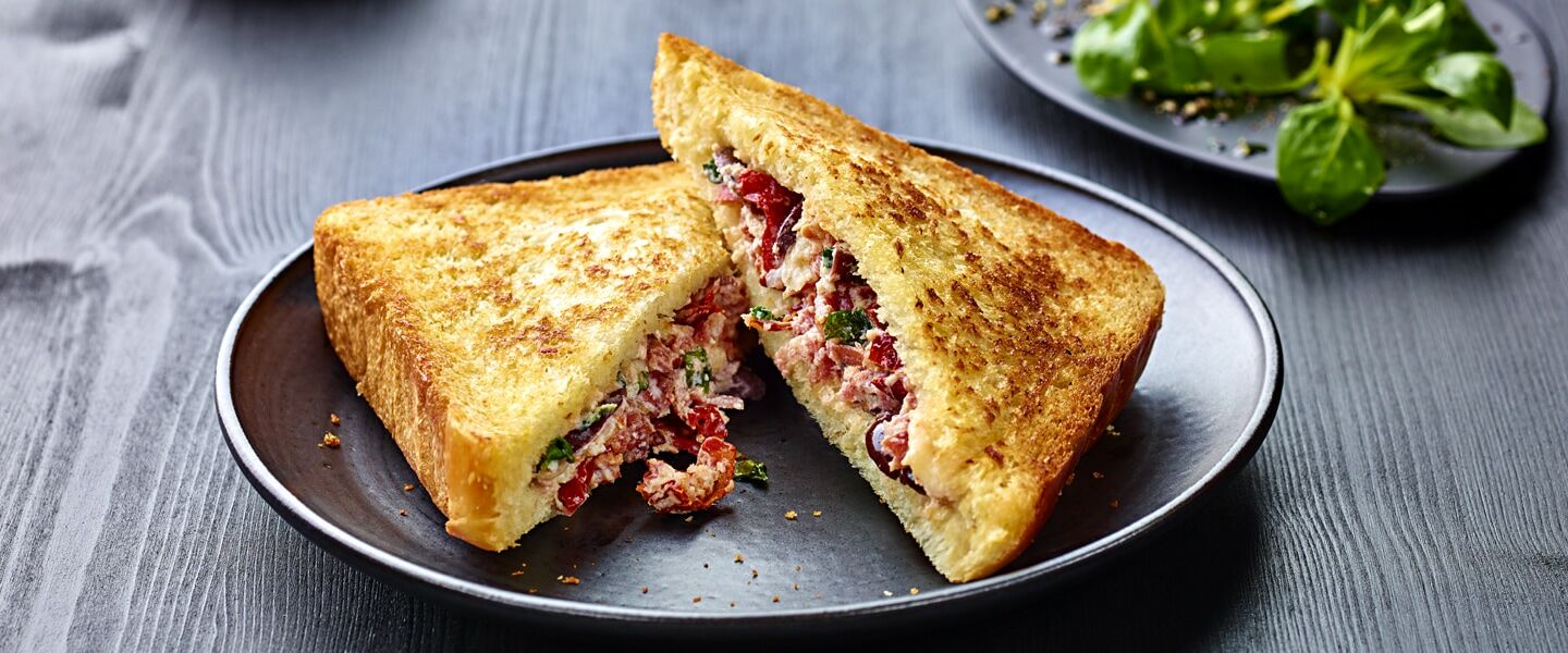 Ölz RIESEN TOAST gefüllt mit Prosciutto-Salami & mediterraner Würze