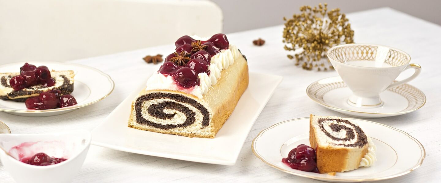 Ölz Mohn Stollen mit Mascarponecreme und Kirschsauce