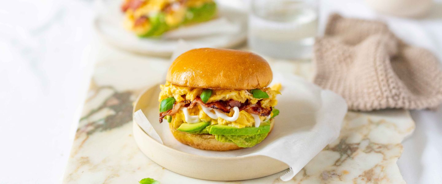 Ölz Brioche Burger Brötle mit Bacon, Guacamole & Eggdrop-Style Rührei