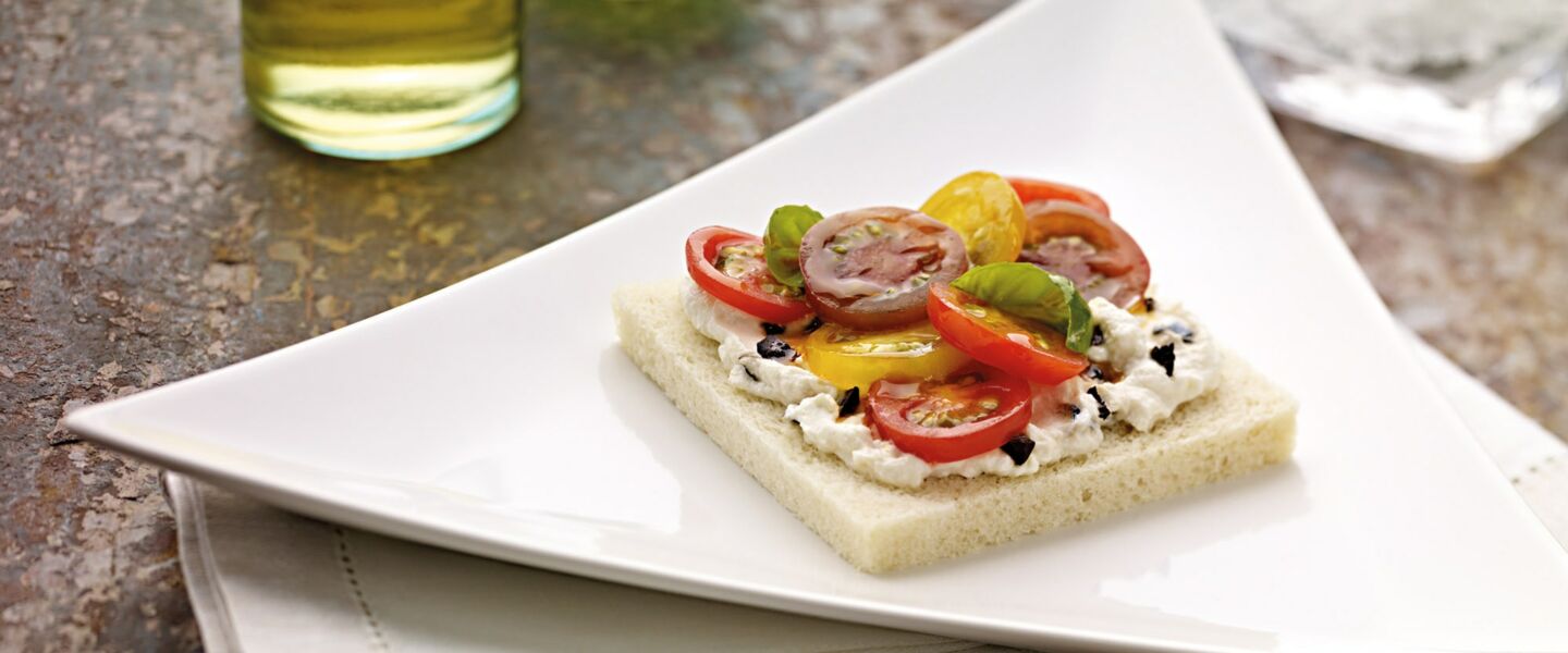 Ölz Sandwich Toast mit Oliven-Ricottacreme & marinierten Tomaten