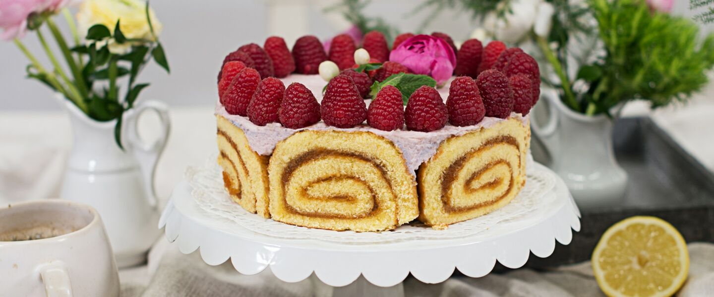 Ölz Marillen Roulade als runde Charlotte mit Himbeeren