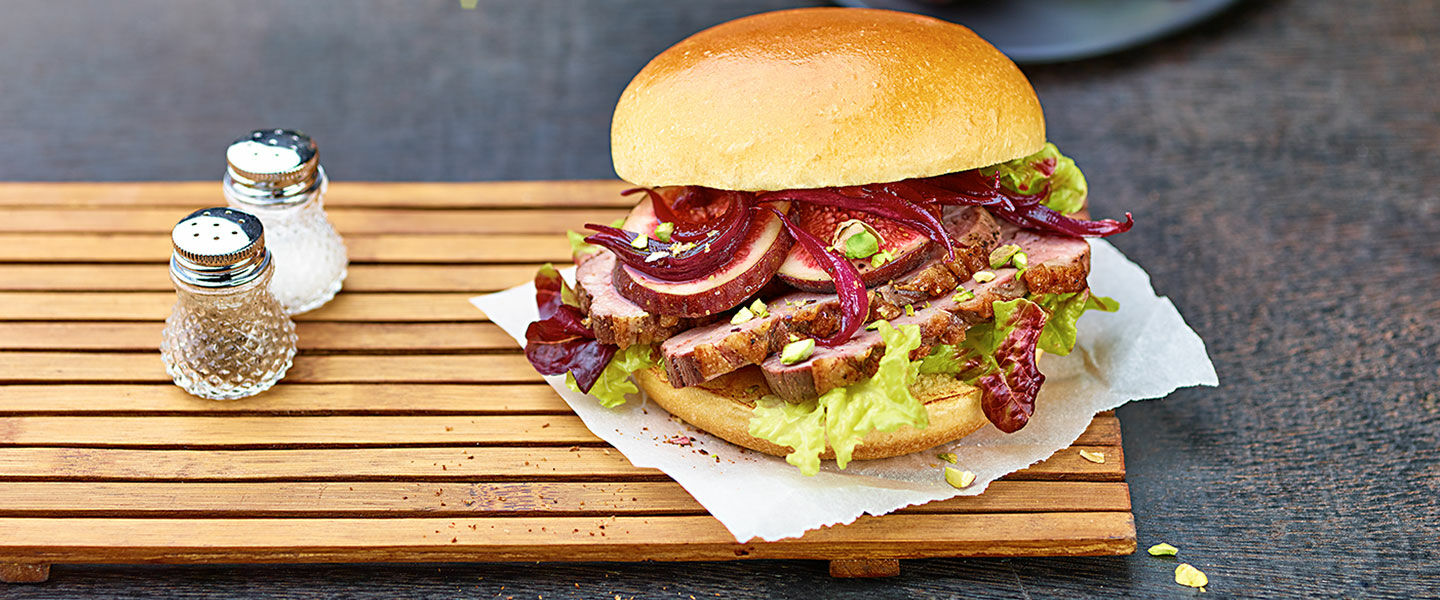 Ölz Brioche Burger Brötle mit gebratener Gewürz-Entenbrust, Feigen, Seidentofu, gesalzene Pistazien & geschmorte Portweinzwiebeln