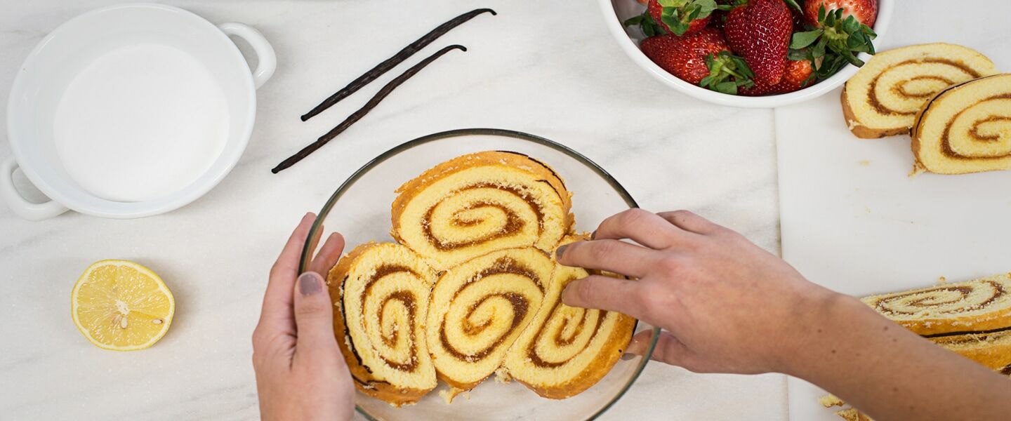 Ölz Marillen Roulade als Charlotte mit Erdbeer Creme