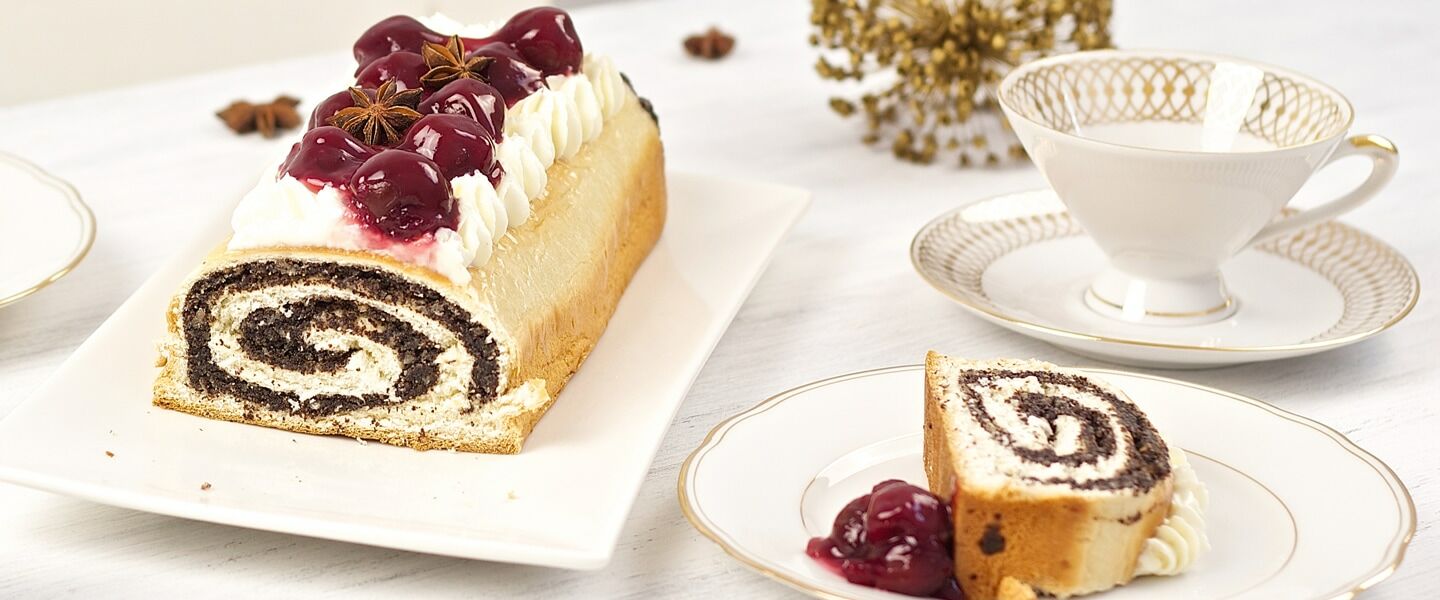 Ölz Mohn Stollen mit Mascarponecreme und Kirschsauce
