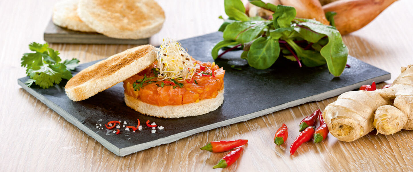 Ölz Butter Toast Lauwarmes Lachs-Tatar mit Ingwer und Chili
