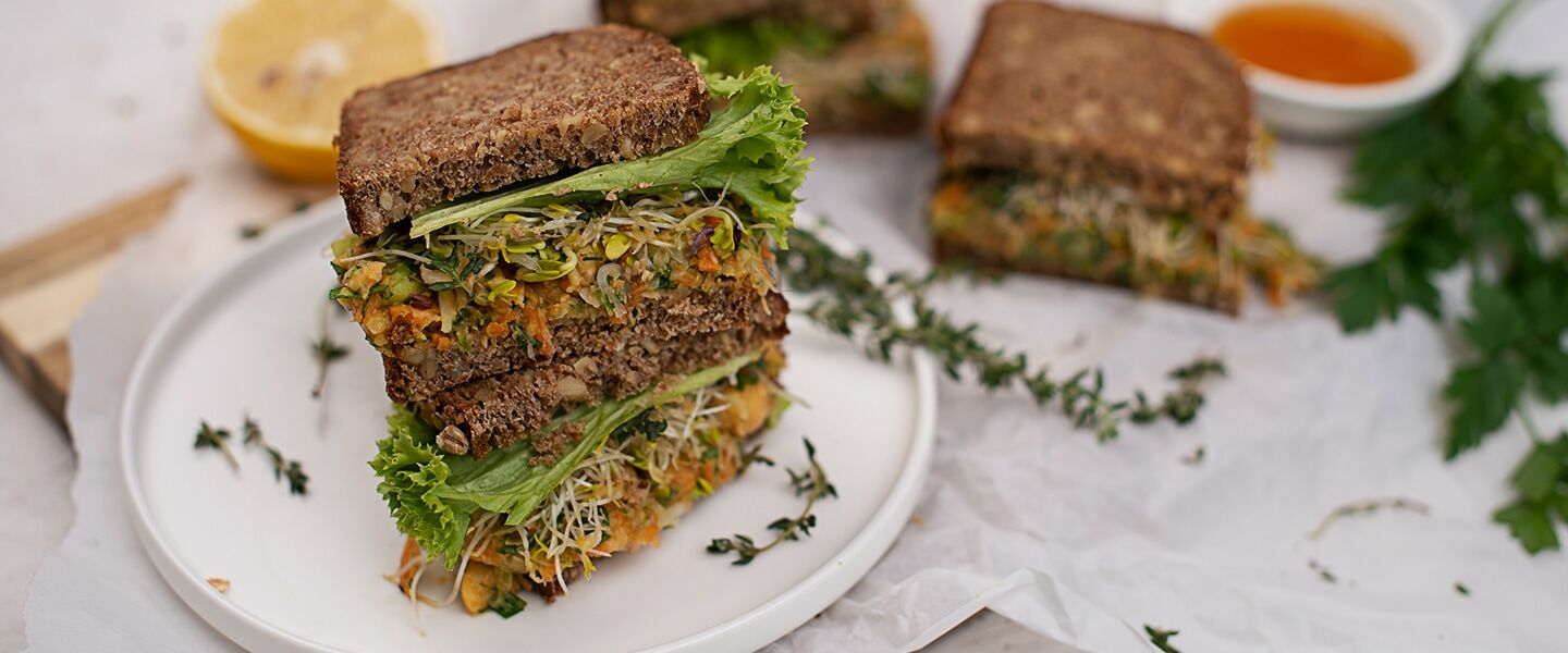 Ölz Dinkel-Vollkornbrot mit Kichererbsenaufstrich und Gemüse