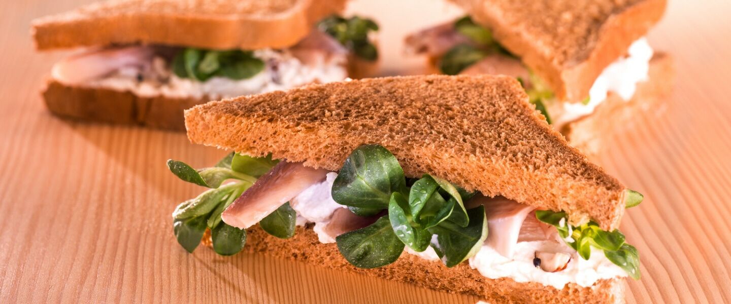 Ölz Farmer Soft Sandwich mit mild geräuchertem Fisch & Haselnuss-Apfel-Topfen