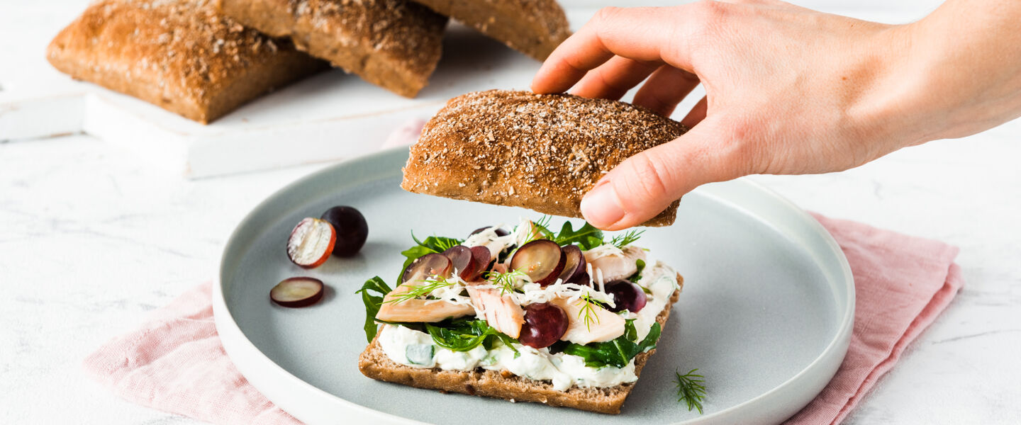 Ölz Mehrkorn Sandwich Brötle mit Räucherforelle & Weintrauben
