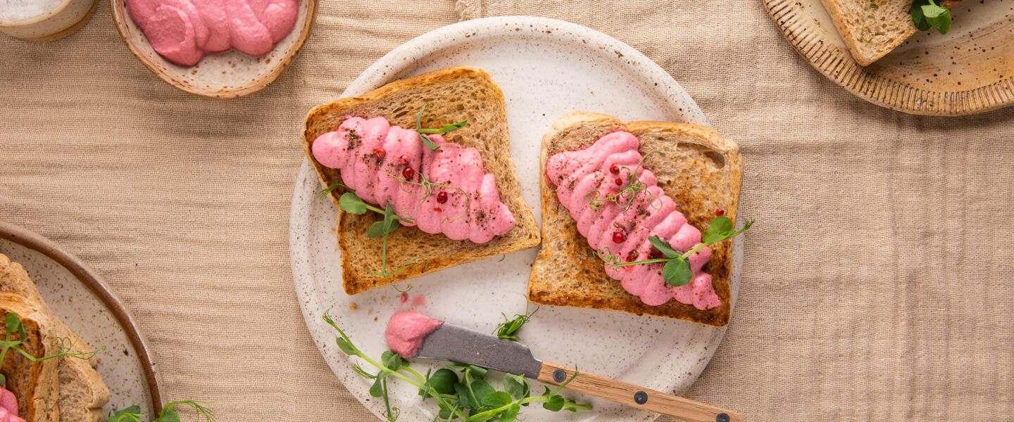 Ölz Mehrkorn Toast mit Rote Rüben-Ricotta Topping