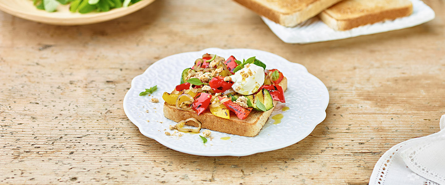 Ölz Dinkel Toast mit gegrilltem mediteranen Gemüse, Dinkelcrumble, Sojatopfen und Basilikumspitzen