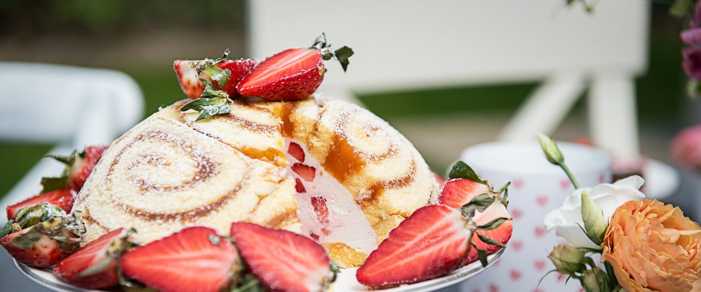 Ölz Marillen Roulade als Charlotte mit Erdbeer Creme
