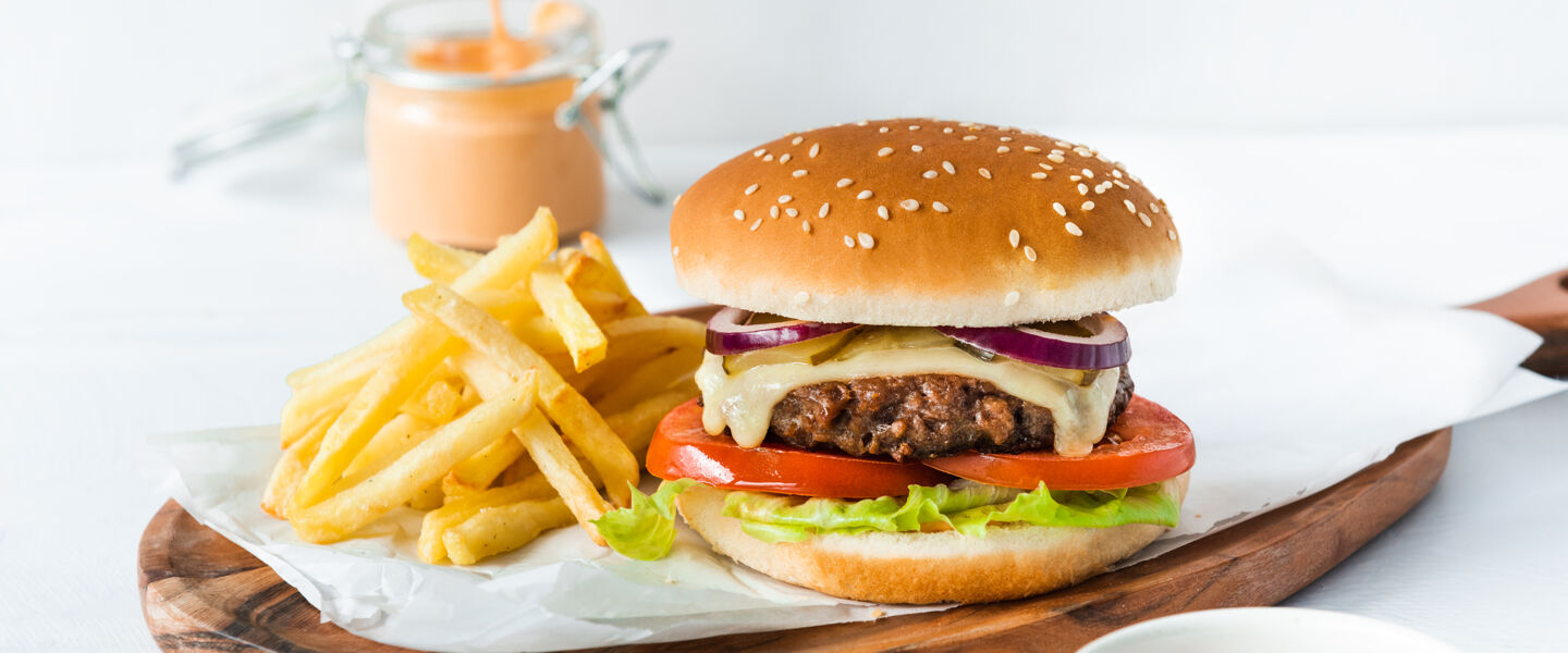 Ölz Maxi Burger Brötle mit Rindfleisch Patty & Pommes