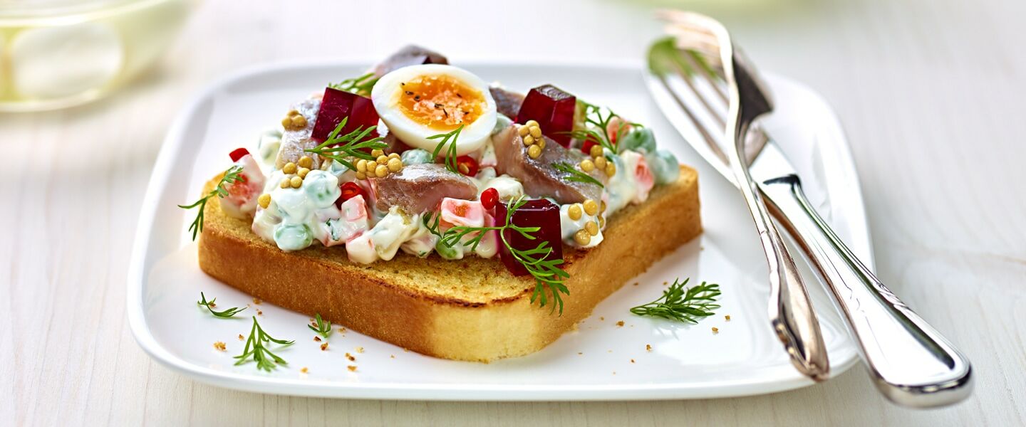 Ölz Butter Toast "Gabelbissen" - Gemüsesalat, Wachtelei, Apfel-rote Rübengelee, "Senfkaviar" & eingelegter Matjes