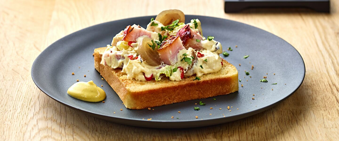 Ölz Sandwich Toast mit "Schweinsbratensalat", eingelegte Balsamicozwiebel, Birne, Gewürzmayonnaise & Chinakohl