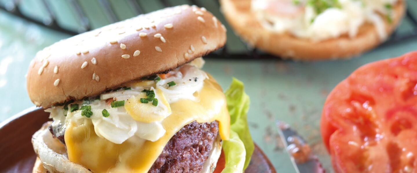 Ölz Burger Buns mit Cheddar und Wasabi-Coleslaw