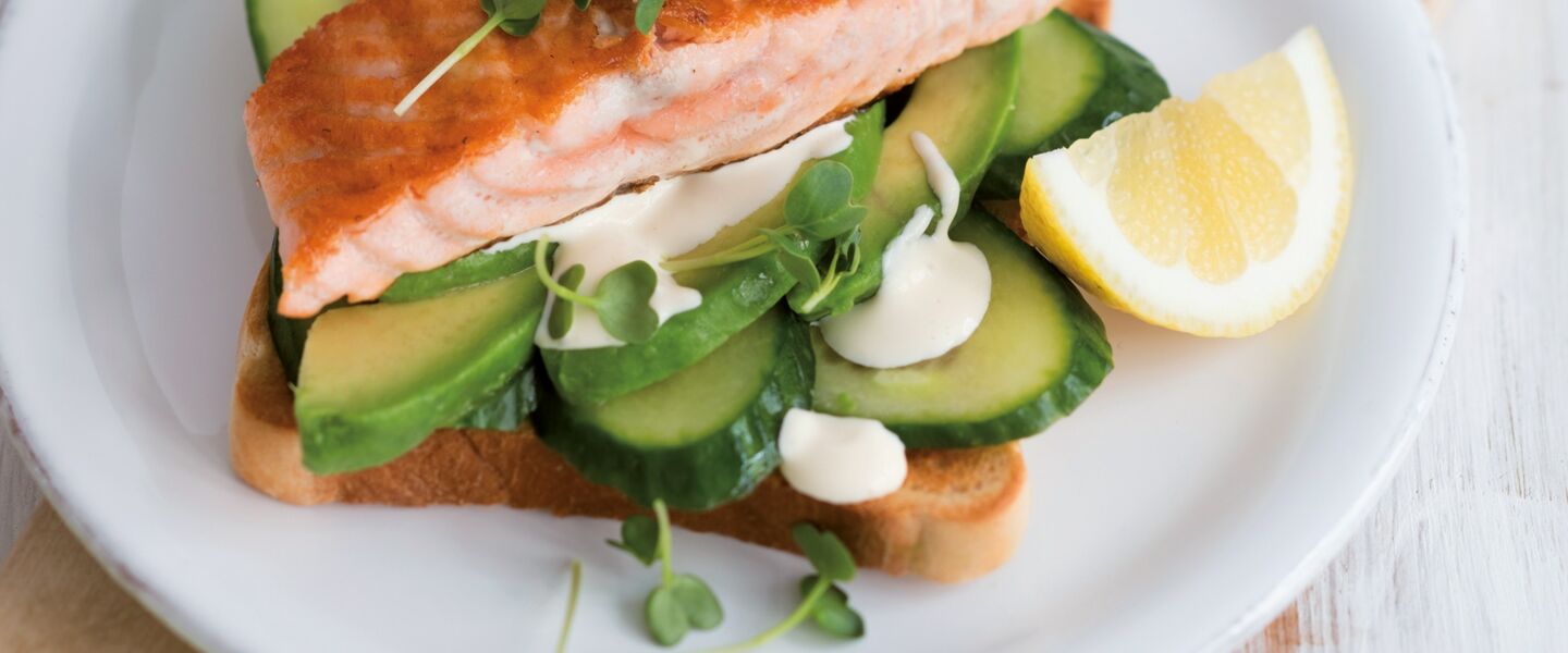 Ölz Riesen Toast mit Lachs, Avocado und Gurke