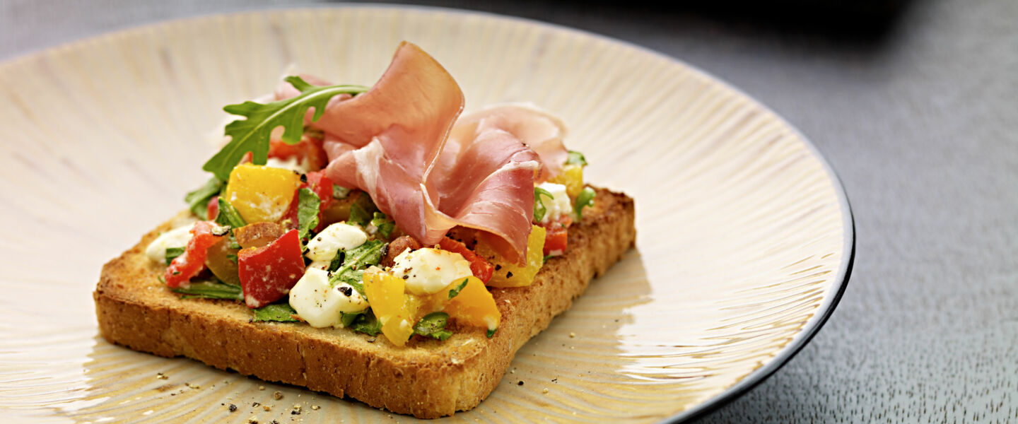 Ölz Mehrkorn Toast mit Ruccola-Schafkäse, Ofenpaprika & Serrano Schinken