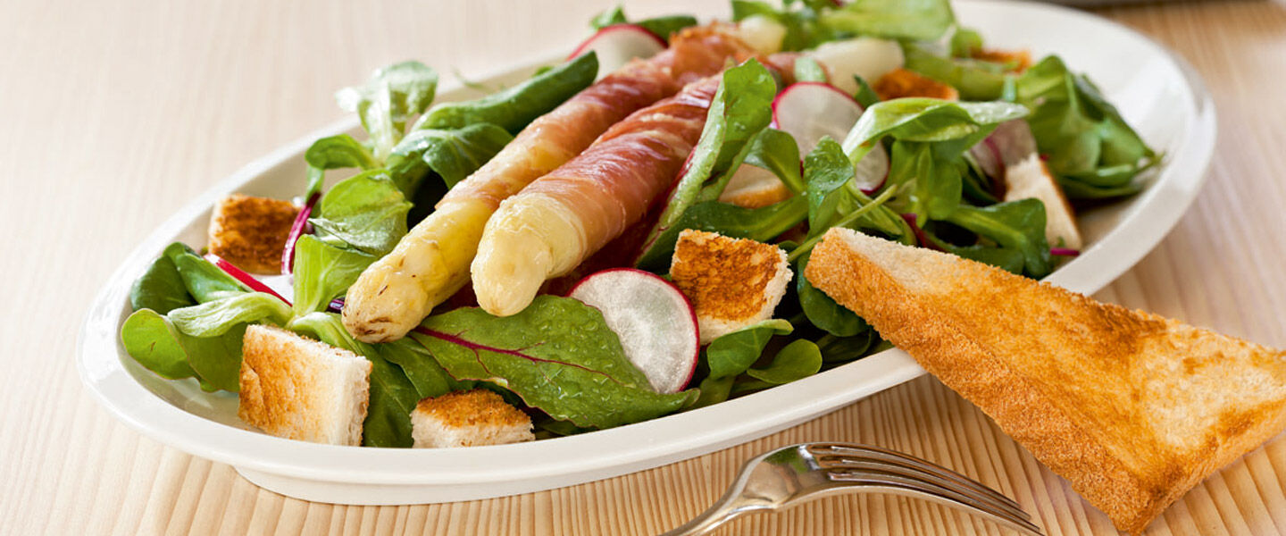 Ölz Butter Toast Brotsalat mit Lavanttaler Spargel und Rohschinken