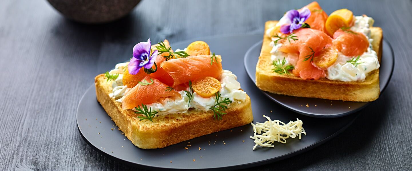 Ölz Butter Toast mit Räucherlachs, Veilchen, Physalis, Honig, Senfgurken, Ricotta & Dillkraut